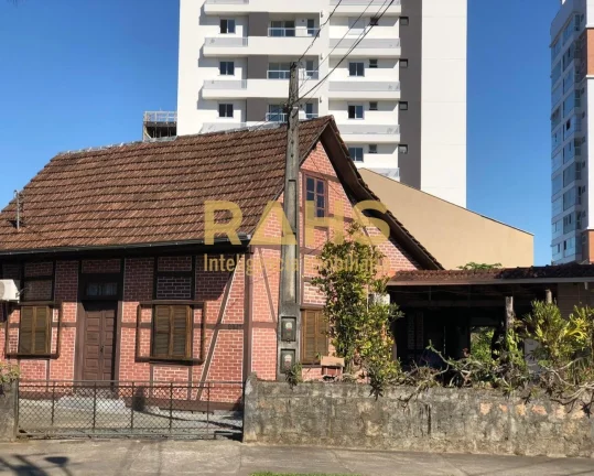 Imagem Linda casa enxaimel, de esquina com a Rua Eça de Queiroz, localizada em uma excelente área comerci...