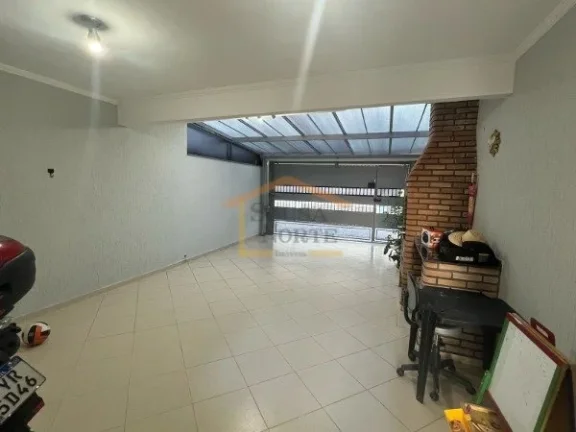 Imagem Sobrado com corredor lateral, 3 dormitÃ³rios, sendo 1 suÃ­te, pisos em madeira, sacada, rico em armÃ...