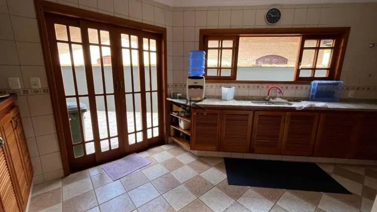 Imagem CASA EM CONDOMÍNIO COM 6 SUÍTES,SALA DE ESTAR E JANTAR,SALA DE TV,30 METROS DA ORLA,3 VAGAS DE GARAGEM