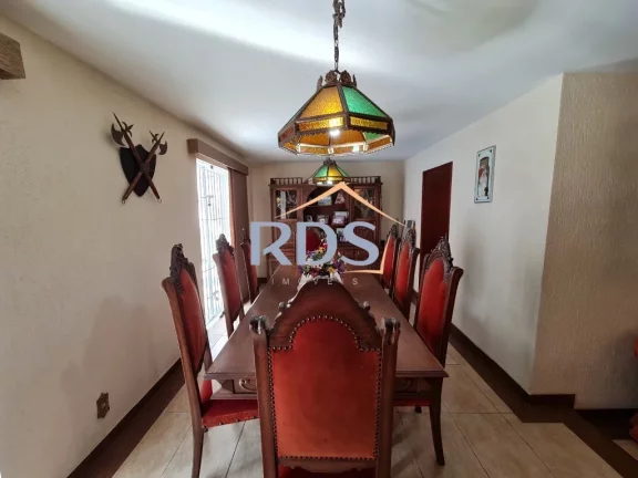 Imagem Oportunidade única, casa com 4 suítes, 5 vagas e piscina.