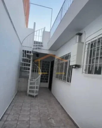 Imagem Casa térrea com 120m², abaixo do nível da rua, acesso lateral por escada, com cozinha, copa, sala...