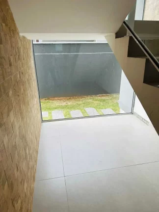 Imagem Casa alto padrão 3 dormitórios sendo 1 suíte e 2 demi-suítes e 2 vagas em Florianópolis/SC