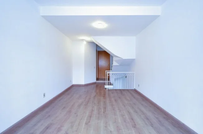 Imagem Casa de condomínio com 128 metros quadrados com living para 2 ambientes / Jardim Ester Yolanda
