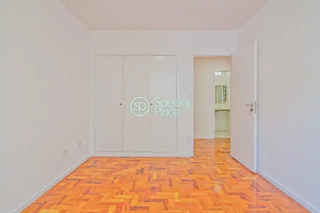 Imagem Apartamento com 3 dormitórios ( 1 suíte ) e 1 vaga na garagem. Amplo living para 3 ambientes e com...