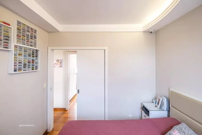 Imagem Este apartamento espaçoso oferece 135 metros quadrados de área, com 4 quartos bem distribuídos e ...
