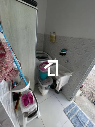 Imagem Casa Solta em Condomínio Residencial – 2 Quartos (1 Suíte) | 70m² | Tabuleiro do Pinto