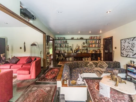 Imagem VENDO CASA PRÓXIMO AO PQ. IBIRAPUERA! Magnifica residência a venda em rua tranquila e arborozada no Jardim Lusitânia, com 900m² de área construída em