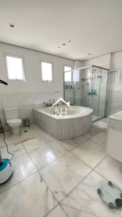 Imagem Lindo Apartamento com pé direito de 3,10m com 350m² sendo 3 suítes (1 master closet duplo e sala de banho ) e 5 vagas