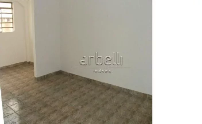 Imagem Galpão com escritórios com área total de 406 metros quadrados. O piso térreo está o galpão que...