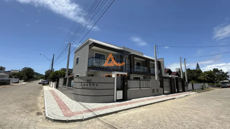 Imagem Sobrado Geminado com 02 suítes, novo e pronto para morar na Praia de Gravatá, Navegantes, SC. Adriano Carpes Imóveis Vende