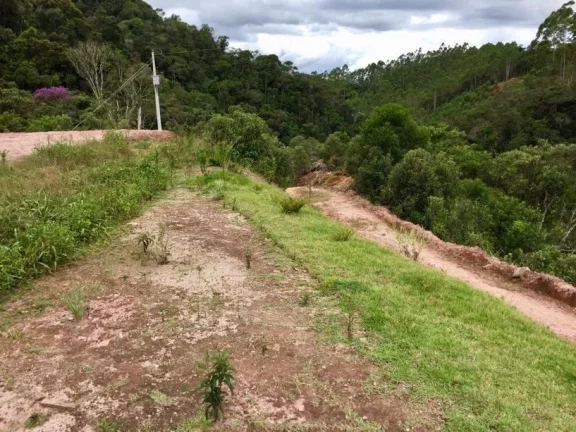 Imagem Sitio com ampla casa térrea com varanda ampla lateral.