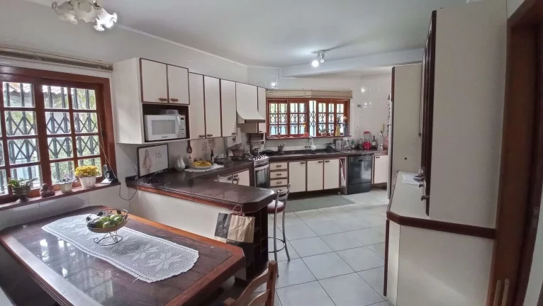Imagem Casa com 4 Dormitórios à Venda, Área de 316 m2, Piscina, Edícula e Anexo - Santa Mônica, Florianópolis/SC