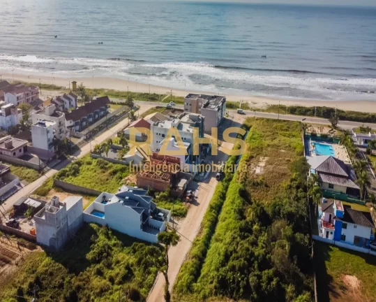 Sobrado Geminado na praia de Itapoá com 165m² a 70m do mar. Na parte térrea sala de estar, copa, ...