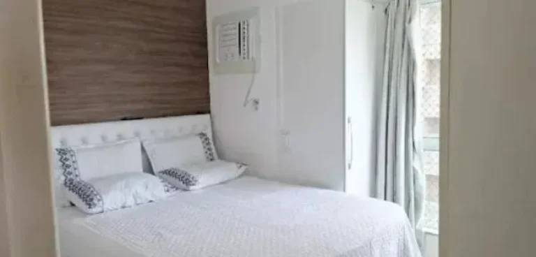 Imagem Vendo apartamento de três quartos com suite de frente para o mar.