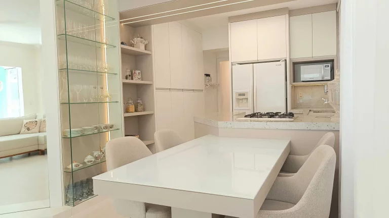 Imagem Apartamento com 3 dormitórios sendo 1 suíte e 1 vaga garagem no Centro de Balneário Camboriú