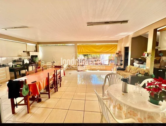 Imagem Chácara em Jataizinho com 1.575m² de terreno, 130m² construídos, casa com 2 suítes, 3 banheiros, sala, cozinha e fácil acesso à cidade!