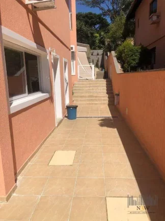 Imagem Sobrado à venda em Alphaville Barueri SP com 5 suítes, 4 vagas de garagem, piscina e 480m².