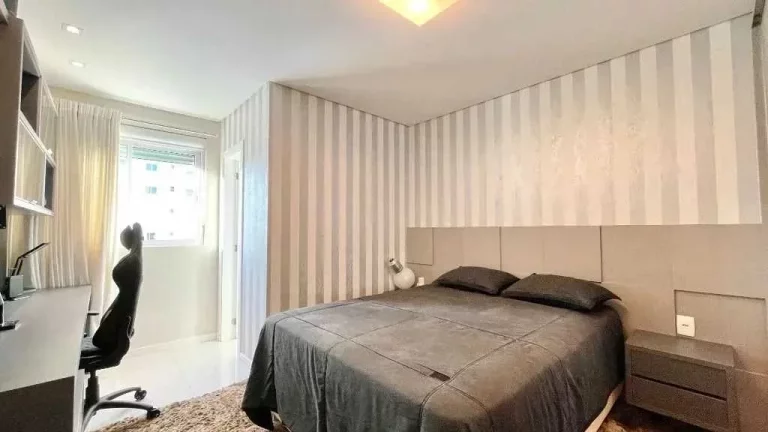 Imagem Apartamento mobiliado de alto padrão com 4 dormitórios e 3 vagas no Centro de Balneário Camboriú