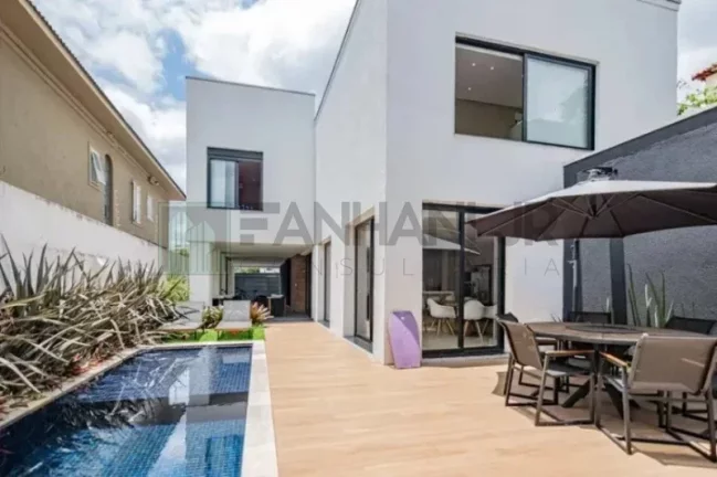 Imagem Luxuosa mansão de 4 quartos e 4 suítes no Jardim Europa, São Paulo-SP: 5 salas, 6 banheiros, 4 vagas, 415m². Venha conhecer!