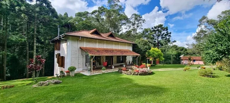 Refúgio de montanha com rio privativo e arquitetura autoral em Gonçalves