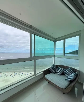 Imagem Apartamento mobiliado com 3 suítes e 3 vagas de garagem na Avenida Atlântica em Balneário Camboriú