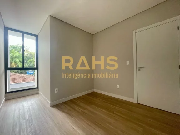 Imagem Ótimo sobrado geminado com 1 suíte mais 2 quartos a venda no bairro Bom Retiro em Joinville. Conta...