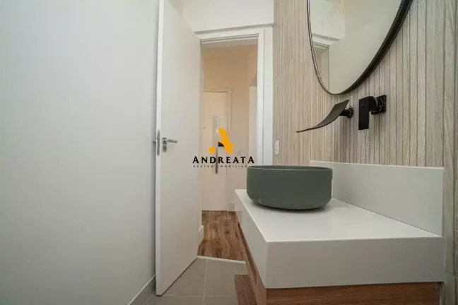 Imagem Apartamento espaçoso com 130m²; 4 quartos, sendo 1 suíte; 2 banheiros, 1 lavabo e um banheiro de serviço.