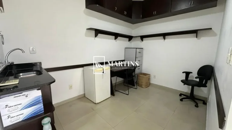 Imagem Sala comercial localizada no 2º andar do Edifício Antônio Venâncio da Silva, com elevador e port...