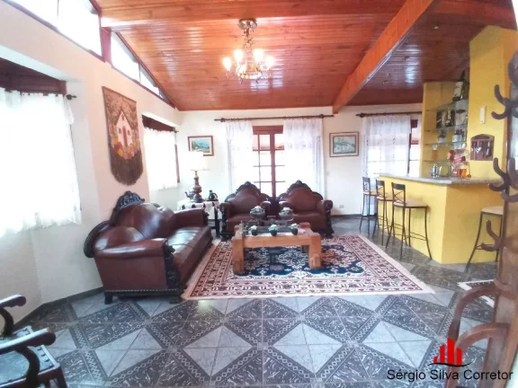 Imagem Casa a venda Com 06 Dormitórios na Região da Minalba em Campos do Jordão.