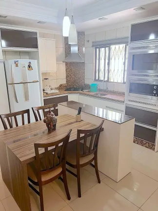 Imagem Casa com 2 dormitórios sendo 2 suítes e 3 vagas de garagem em Balneário Camboriú/SC