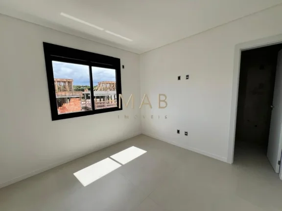 Imagem Imperdível casa à venda em Florianópolis-SC, no bairro Ingleses do Rio Vermelho, com 3 quartos, 3 suítes e 150m² de área.