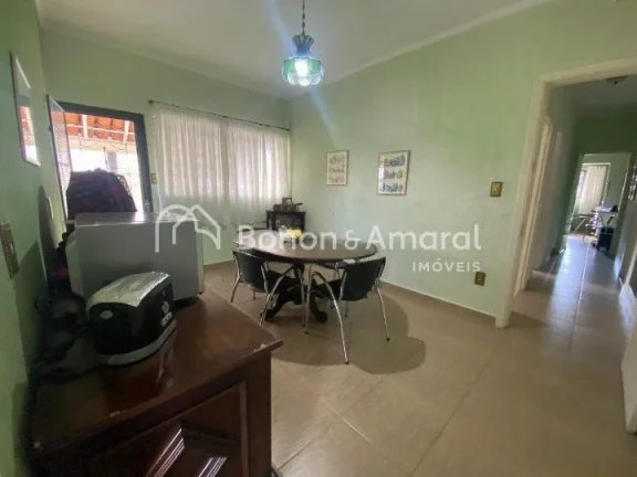 Imagem Imóvel versátil, com construção sólida, ideal para residência ou comércio. 
A casa possui uma...