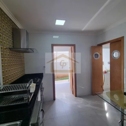 Imagem Linda!!! Casa com 3 quartos sendo Duas Semi Suítes, 4 vagas