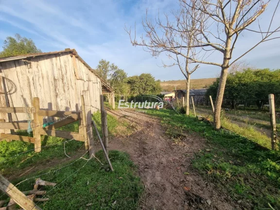Imagem Chácara com 3 residências a poucos metros da cidade
