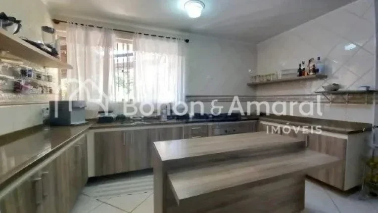 Imagem Chácara em excelente localização, rodeada por muito verde, em um terreno de 2.000 m² e área con...