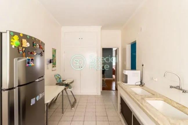 Imagem Apartamento de alto padrão com 291m², 5 dormitórios ( 1 suíte ) e 1 vaga na garagem. Hall privat...