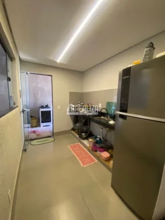 Imagem Casa à venda no Parque dos Girassóis, em Uberaba - Impecável!