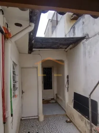 Imagem Imóvel com 2 casas antigas:
a primeira com 3 dormitórios, sala, cozinha ampla, 2 banheiros e vaga ...
