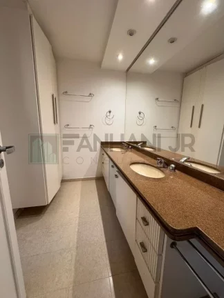 Imagem Apartamento de luxo no coração de São Paulo: 3 quartos, 3 suítes, 3 salas, 5 banheiros, 3 vagas de garagem, 170m² no Itaim Bibi.