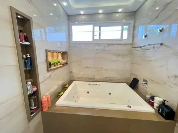 Imagem Casa de alto padrão em condomínio fechado com 5 suítes e 4 vagas de garagem em Itajaí