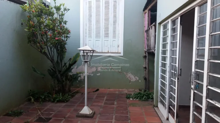 Imagem Casa bem localizada, ampla área construída. O imóvel contem 3 quartos, sendo 1 suíte, salas de e...