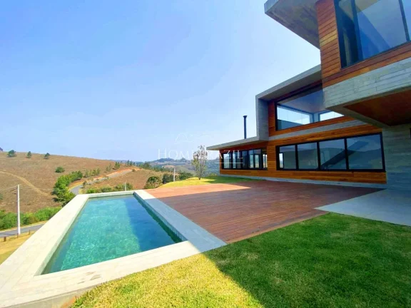Imagem Casa de Alto Padrão à Venda no Condomínio Iporanga em Campos do Jordão | Vista Panorâmica e Heliponto