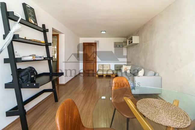 Imagem Este apartamento é ideal para quem busca um espaço amplo e confortável para morar. Com living par...