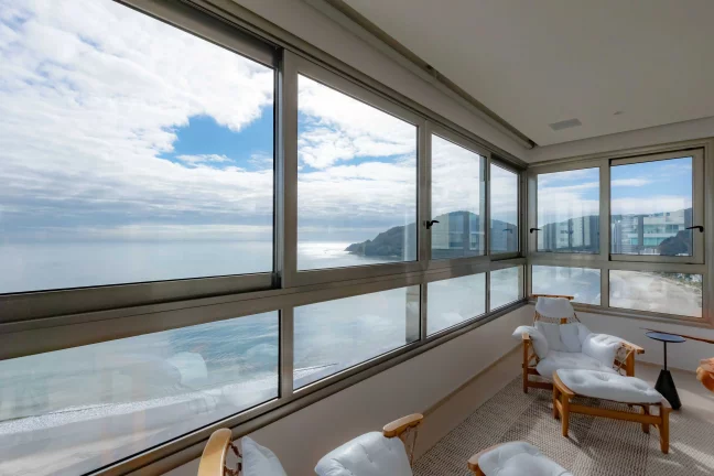 Imagem Apartamento mobiliado com 4 suítes e 5 vagas de garagem na Avenida Atlântica em Balneário Camboriú