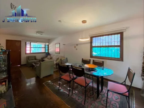 Imagem TÉRREA, 3 suítes, lote plano, piscina e gourmet, em bolsão fechado.