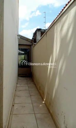 Imagem No piso superior, dispõe de três dormitórios com armários planejados, sendo uma suíte com close...