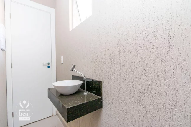 Imagem Sobrado em Condomínio Fechado à venda no Xaxim, com 3 quartos, suíte, terraço com churrasqueira e 1 vaga