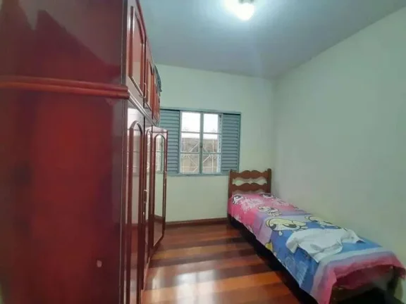 Imagem Charmosa casa de dois andares com câmera de segurança e seis dormitórios em bairro tranquilo de Barbacena/MG