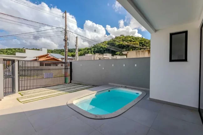 Imagem Sobrado com 3 suítes sendo 1 master e 2 vagas de garagem em Camboriú/SC