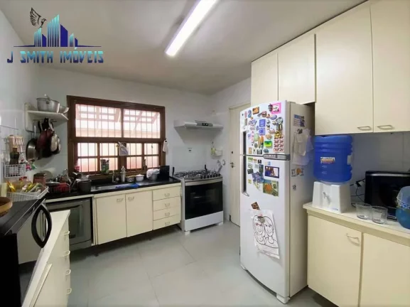 Imagem TÉRREA, 3 suítes, lote plano, piscina e gourmet, em bolsão fechado.